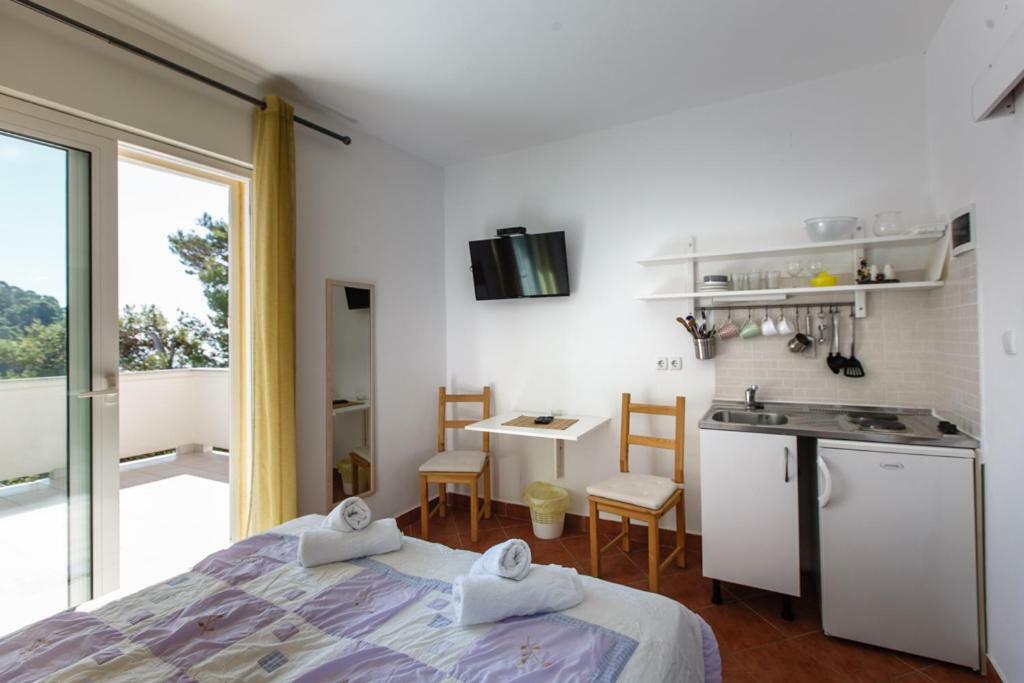 Apartments Maris Rab Town Exterior photo